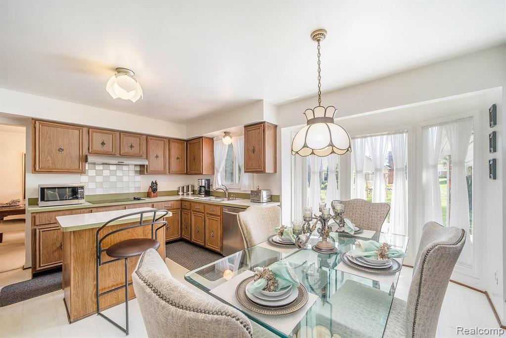 35955 Charter Crest Road Farmington Hills, MI 48335 - Photo 12 of 44