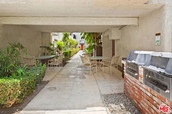 $279,000 | 18530 Hatteras Street, Unit 115, Tarzana, CA 91356