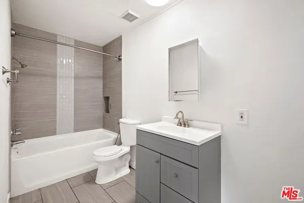 $279,000 | 18530 Hatteras Street, Unit 115, Tarzana, CA 91356