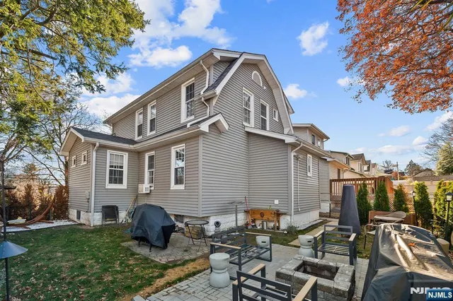 a view of a house with backyard and garden