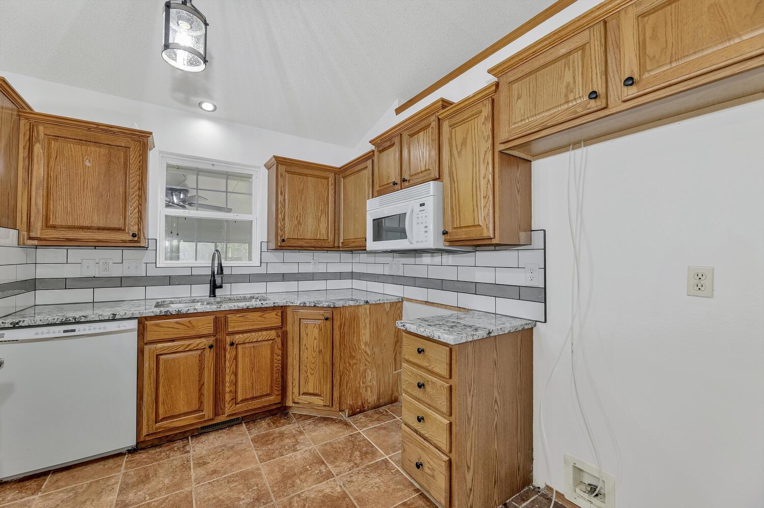 1808 South Shiloh Street Wichita, KS 67207 - Photo 10 of 30