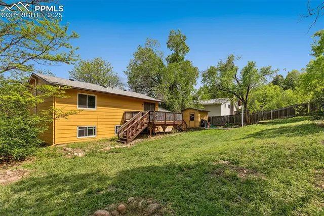 a view of a house with backyard
