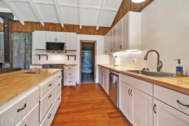 $475,000 | 252 Carlie Lane, Deer Lodge, TN 37726