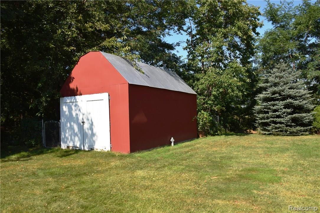 29679 Hickey Road New Baltimore, MI 48051 - Photo 12 of 33 12 barn.JPG