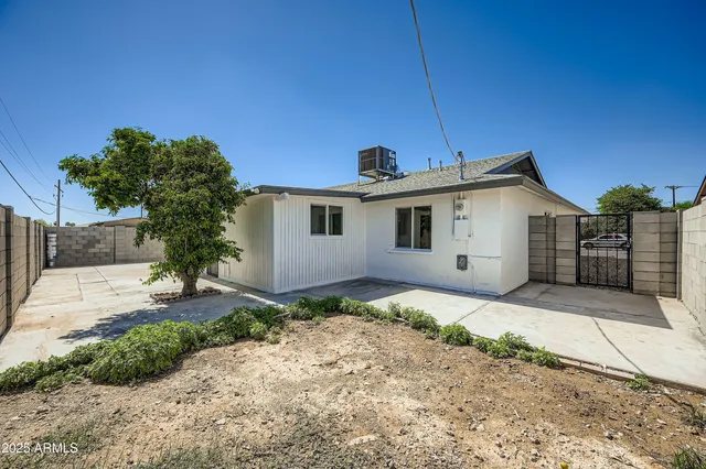 a view of a house with a backyard
