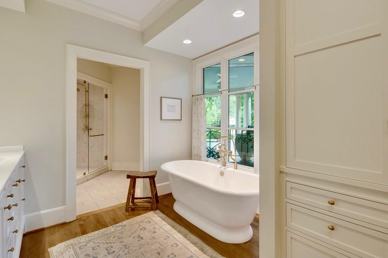 4315 Tuckahoe Road Memphis, TN 38117 - Photo 15 of 25 a bathroom with a bathtub and a sink