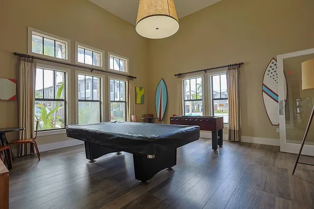 a view of multiple houses with small yard and palm trees