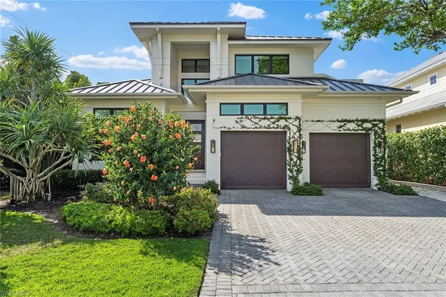 $10,750,000 | 644 West Lake Drive, Naples, FL 34102