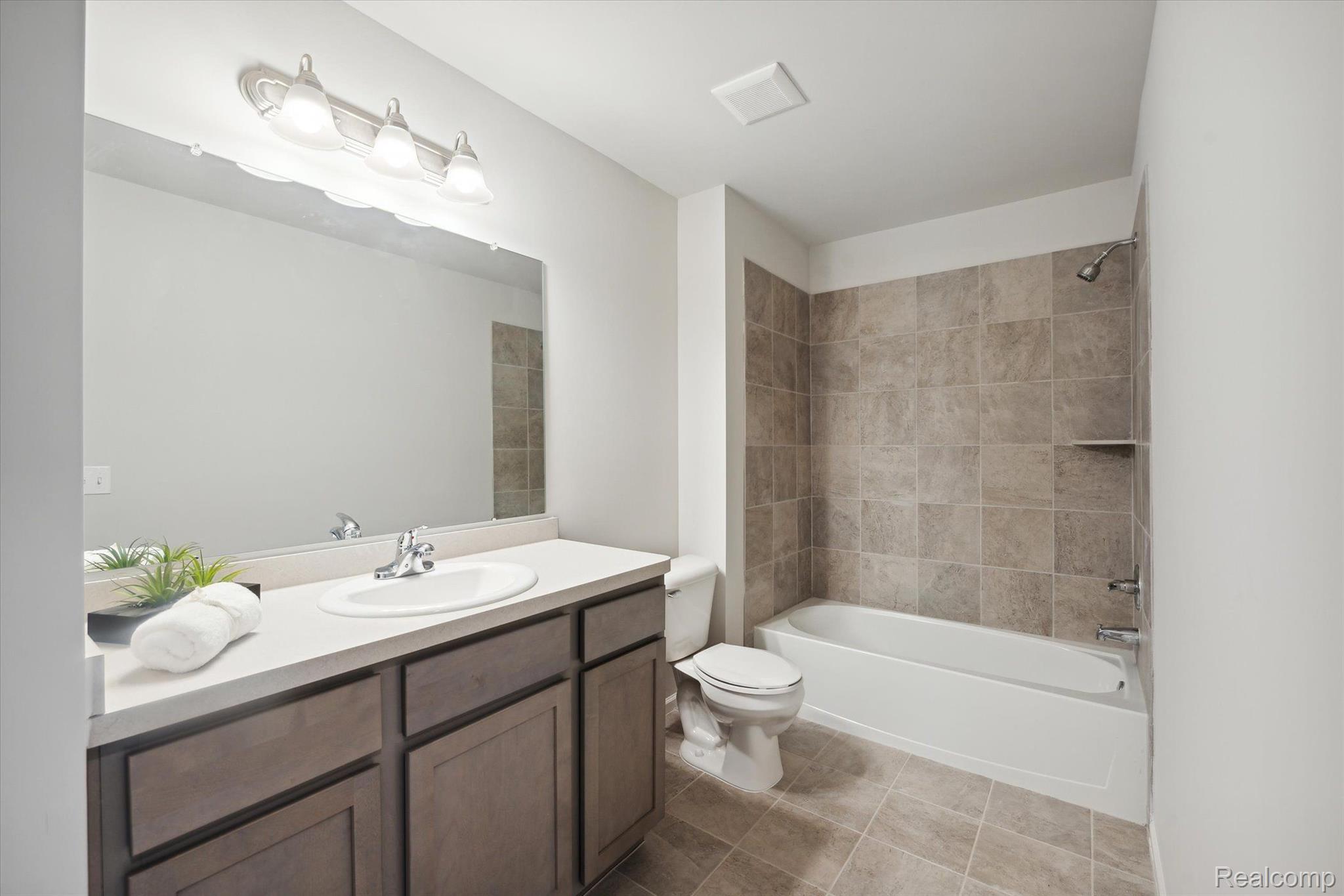 9917 Ridge Run Street, Unit 93 Howell, MI 48855 - Photo 13 of 21 2nd Level Full Bathroom