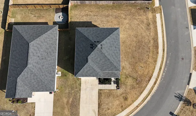 a view of a house with backyard