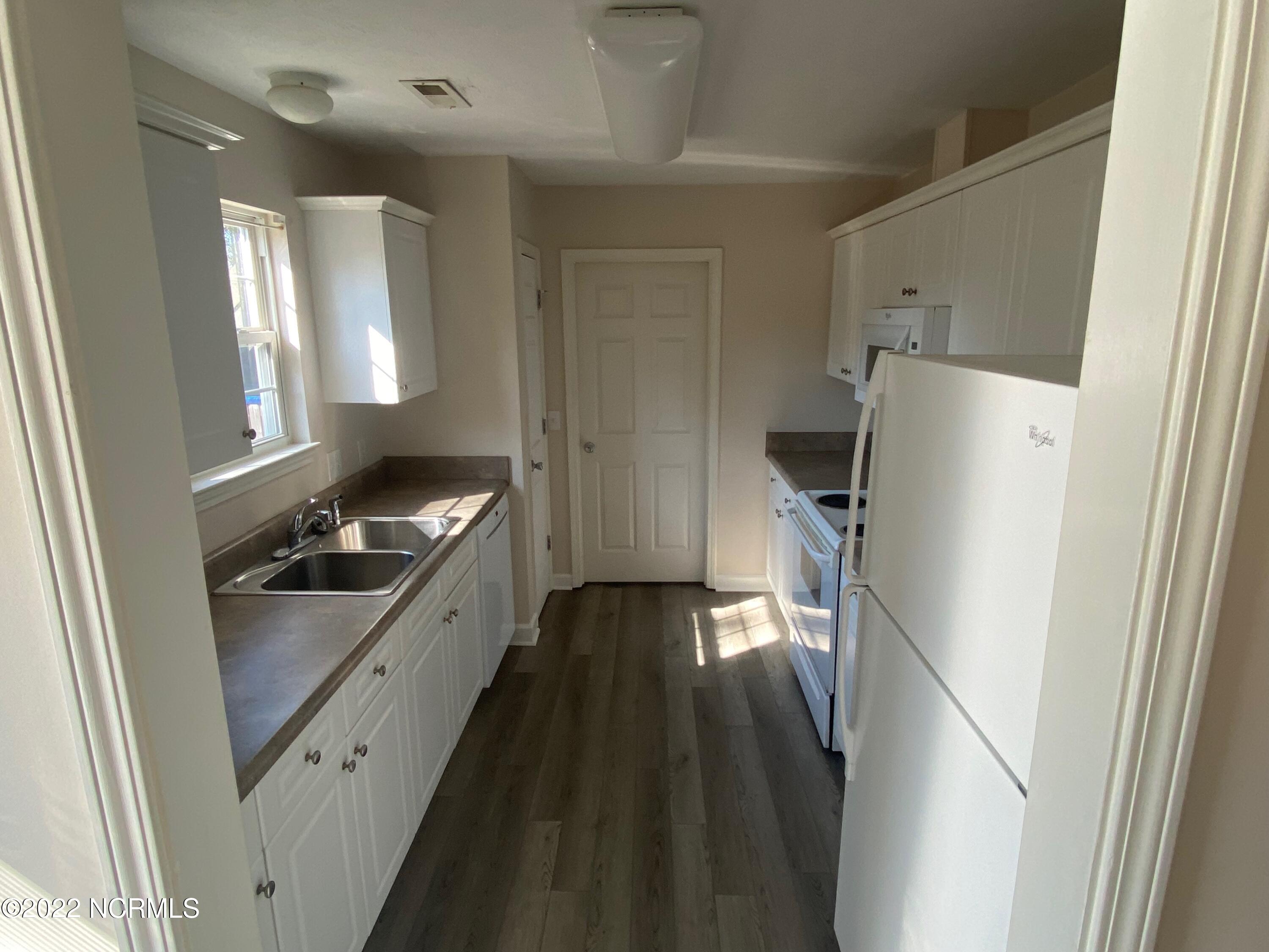 91 South High Point Road Boiling Spring Lakes, NC 28461 - Photo 7 of 21 Kitchen