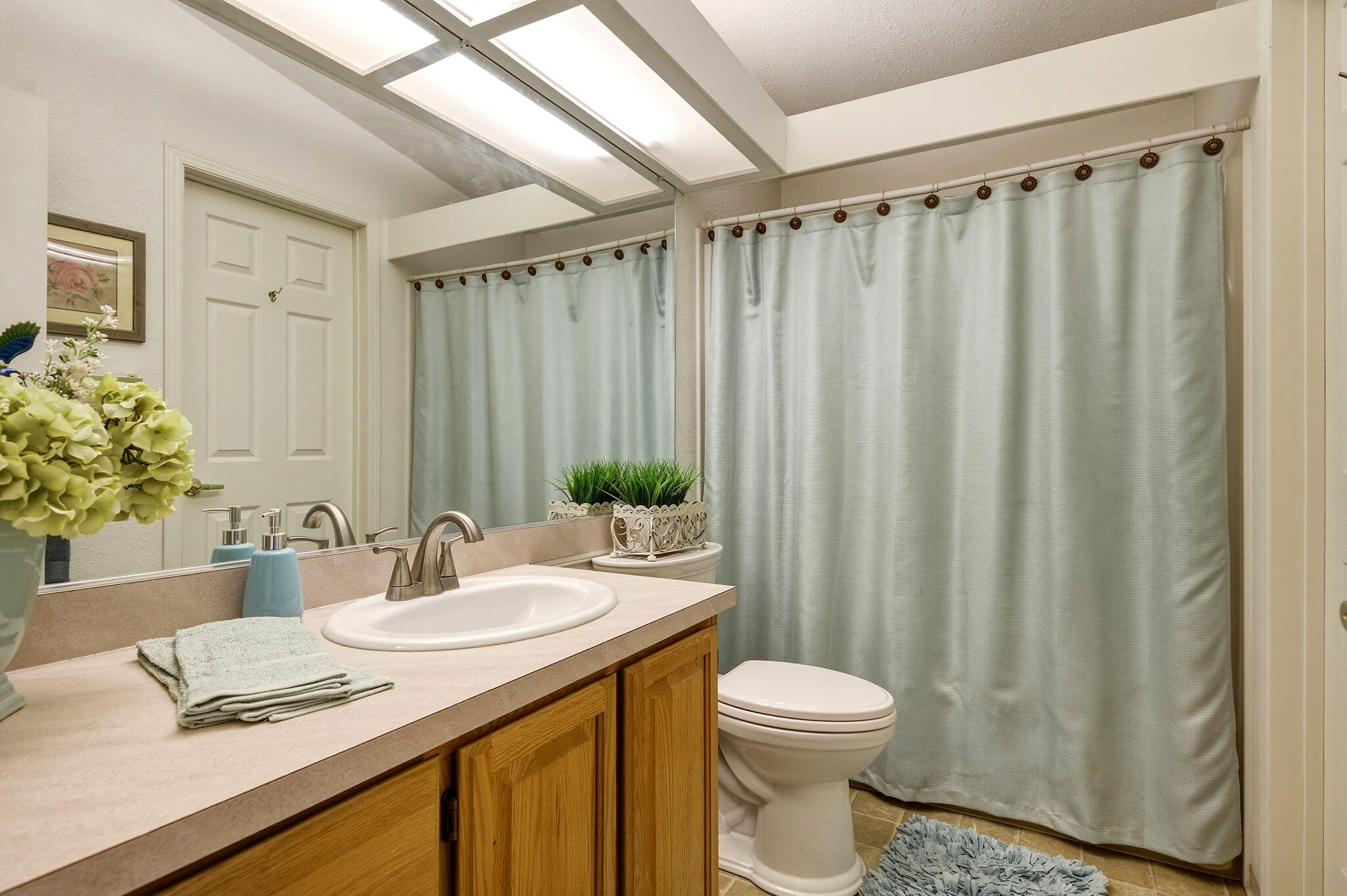555 Freeman Road, Unit 242 Central Point, OR 97502 - Photo 12 of 26 Hall bath with tub/shower combination