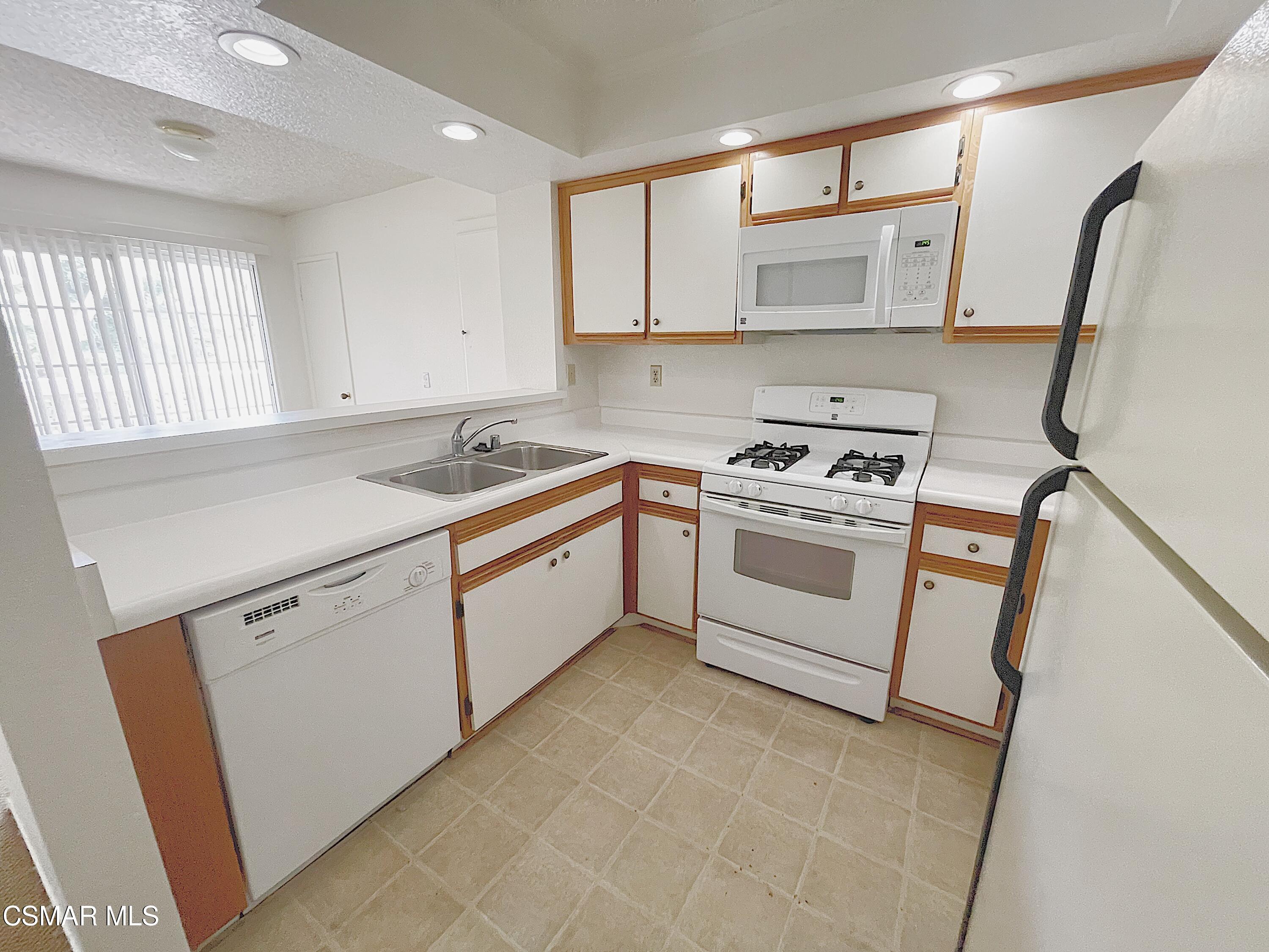 1079 Waltham Road, Unit D Simi Valley, CA 93065 - Photo 11 of 21 A343686F-A791-49DC-A23D-2BD16EB0632E