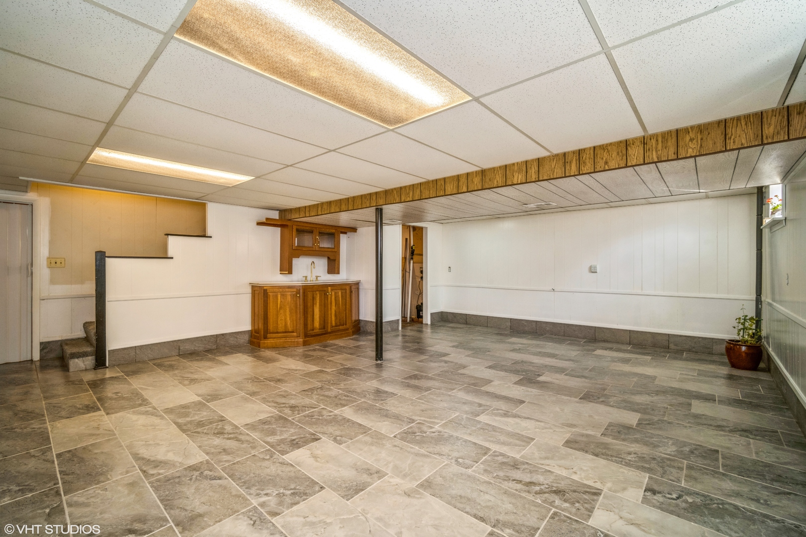 420 West Kensington Road Mount Prospect, IL 60056 - Photo 11 of 13 a view of a garage