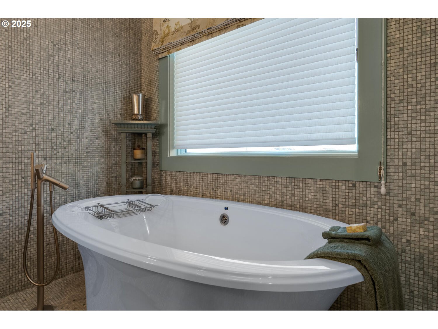 1880 Pacific Avenue Cannon Beach, OR 97110 - Photo 38 of 48 a bathroom with a bathtub and a sink