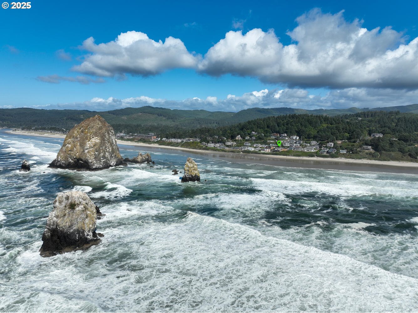 1880 Pacific Avenue Cannon Beach, OR 97110 - Photo 5 of 48 a view of a dry yard with wooden fence