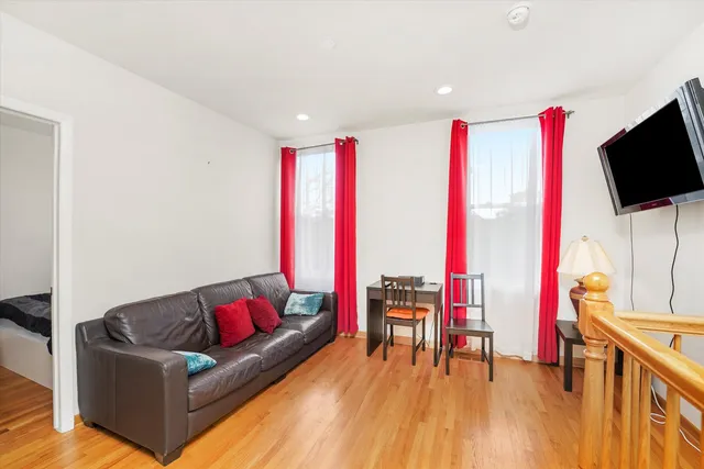 $2,250 | 624 South Oakley Boulevard, Unit 2, Chicago, IL 60612