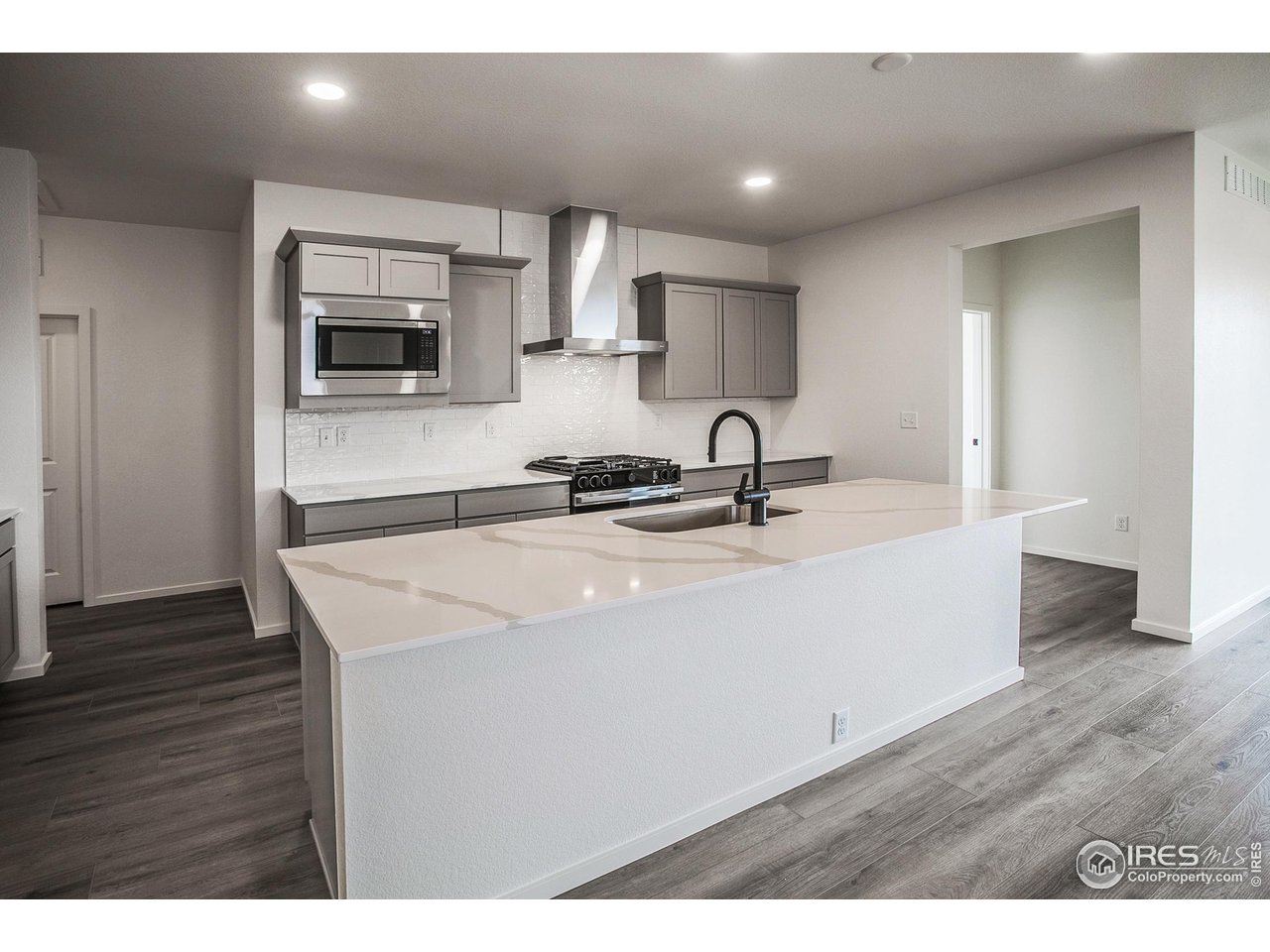 6071 Red Barn Road Timnath, CO 80547 - Photo 10 of 40 KITCHEN