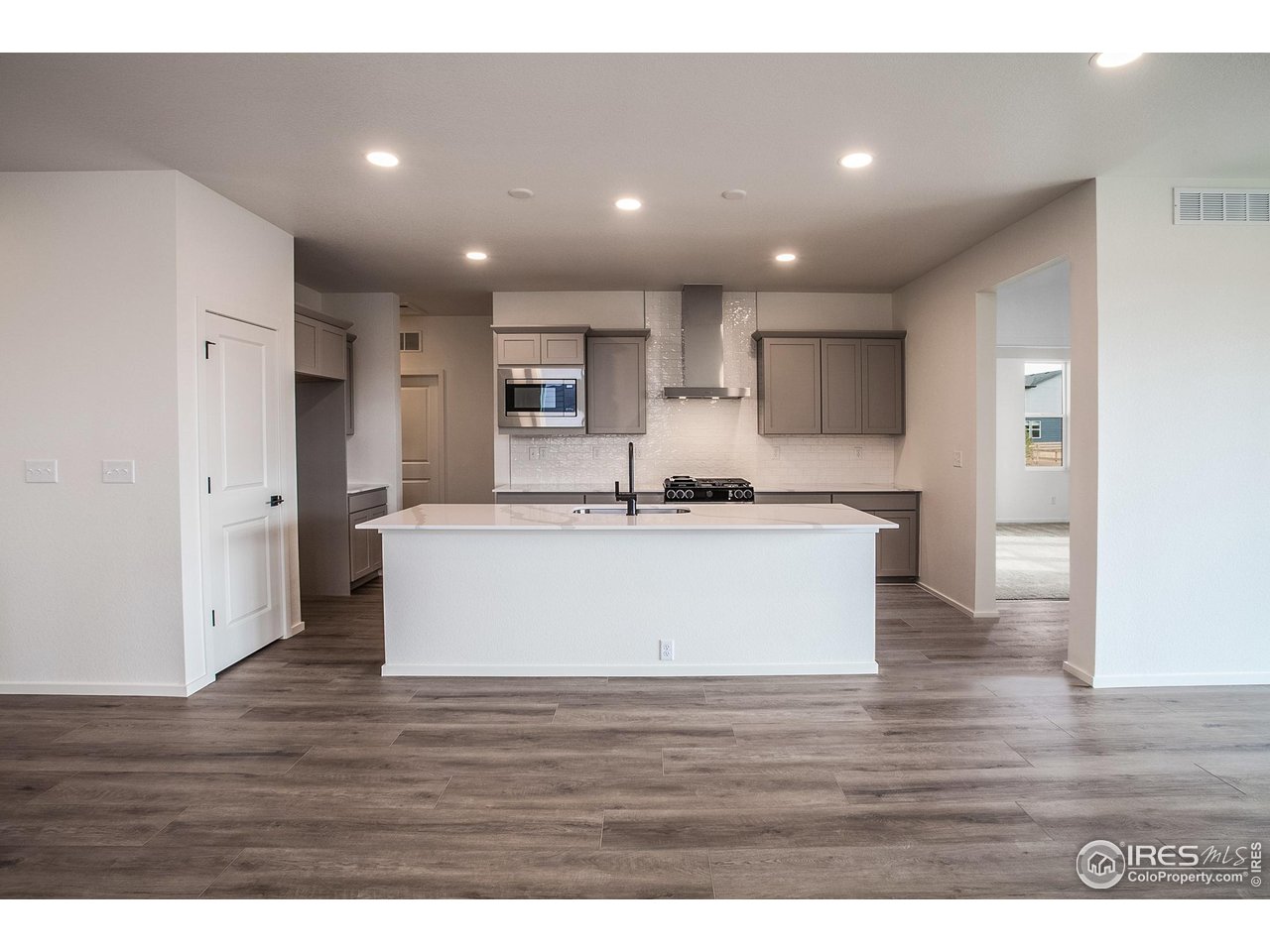 6071 Red Barn Road Timnath, CO 80547 - Photo 11 of 40 KITCHEN & DINING