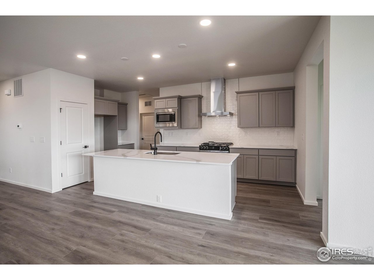 6071 Red Barn Road Timnath, CO 80547 - Photo 8 of 40 KITCHEN W/ ISLAND