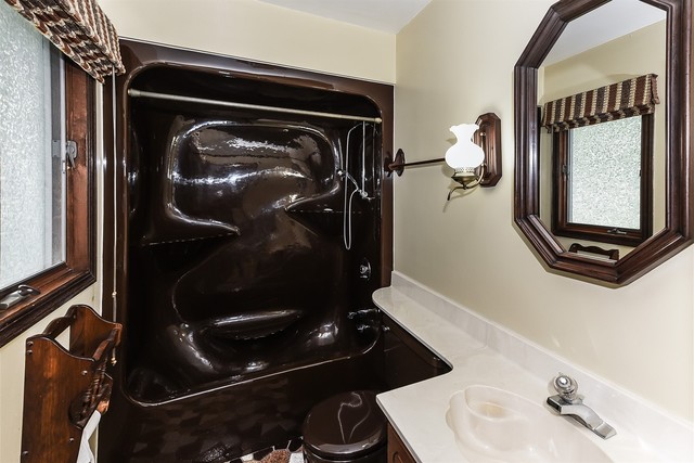 333 South Wolf Road Des Plaines, IL 60016 - Photo 20 of 25 a bathroom with a mirror