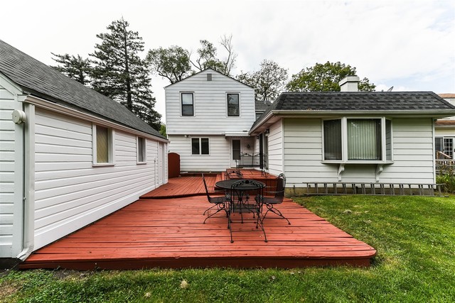 333 South Wolf Road Des Plaines, IL 60016 - Photo 25 of 25 a backyard of a house with table and chairs