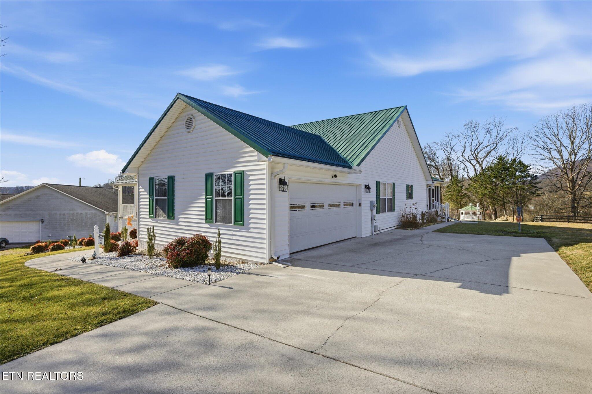 163 Matthew Lane La Follette, TN 37766 - Photo 2 of 27 02-IMG_0074