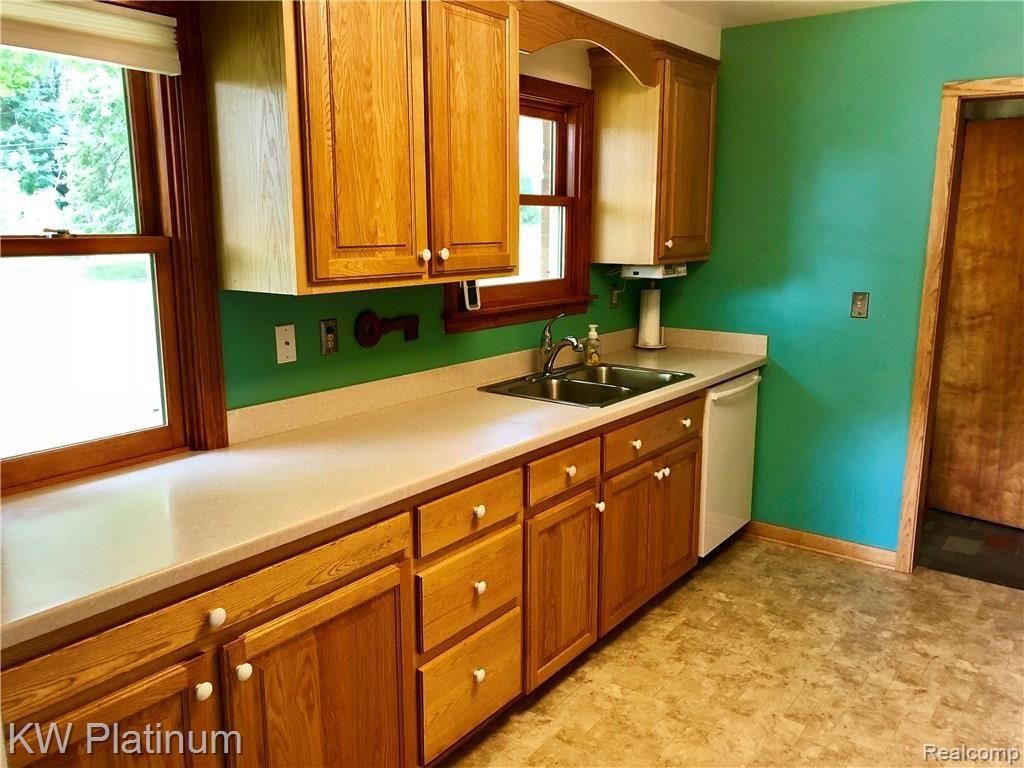 2055 Oklahoma Avenue Rochester, MI 48309 - Photo 26 of 53 fullsizeoutput_cda.jpeg
