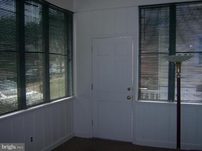 1543 North Glebe Road Arlington, VA 22207 - Photo 3 of 30 Glassed in porch
