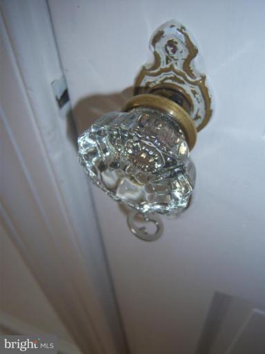 1543 North Glebe Road Arlington, VA 22207 - Photo 10 of 30 Glass Door Knobs