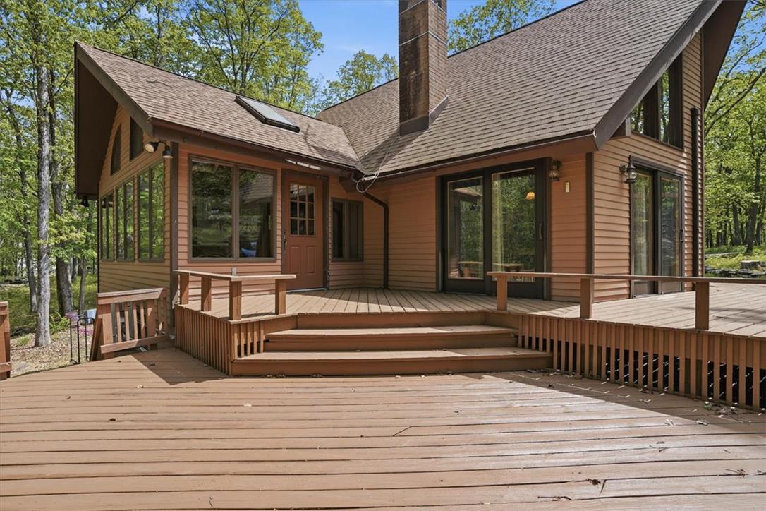 1517 Deer Run Bushkill, PA 18324 - Photo 3 of 35