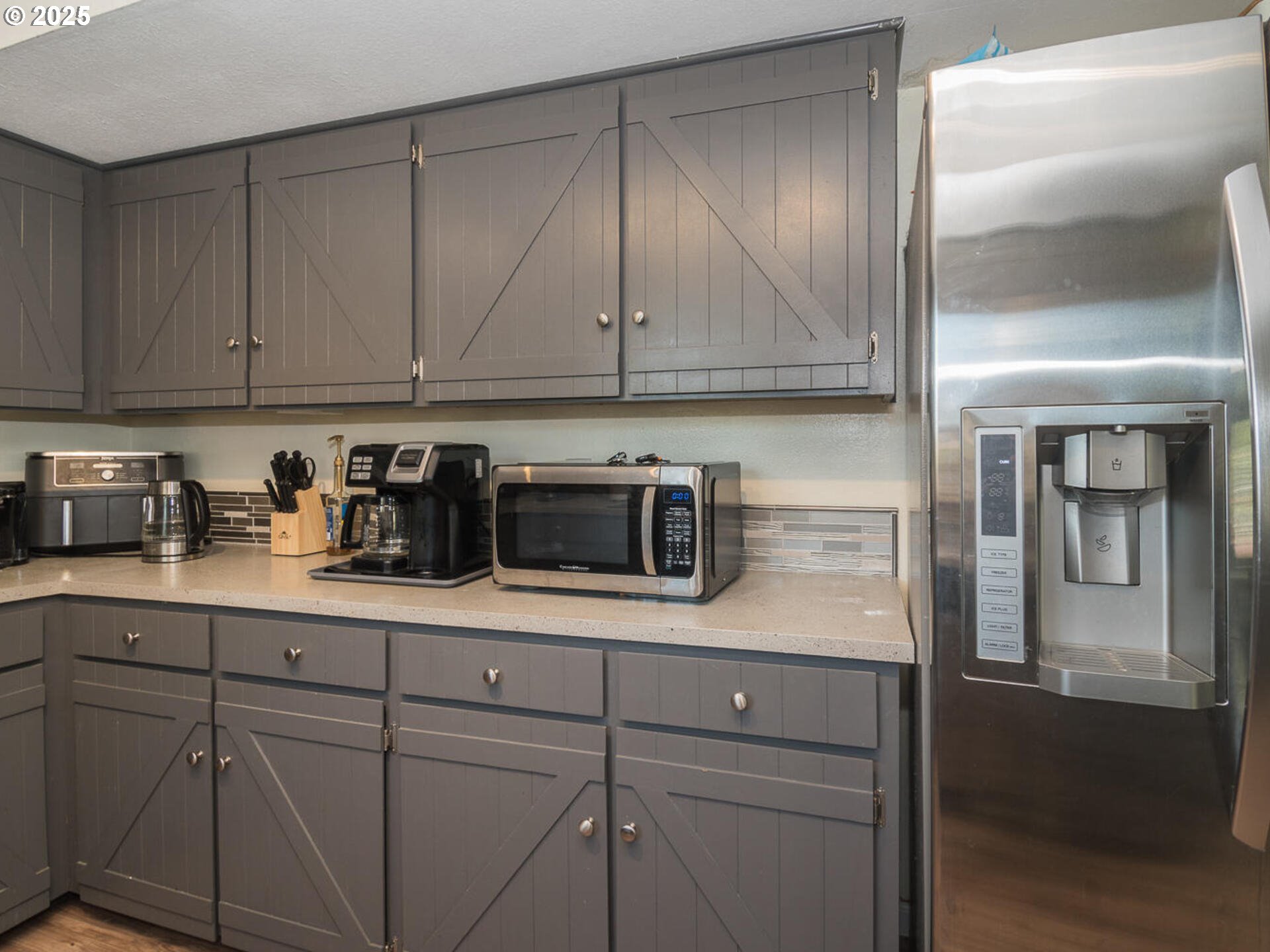 2548 Southeast Eagle Avenue Gresham, OR 97080 - Photo 18 of 32 a kitchen with a sink and cabinets