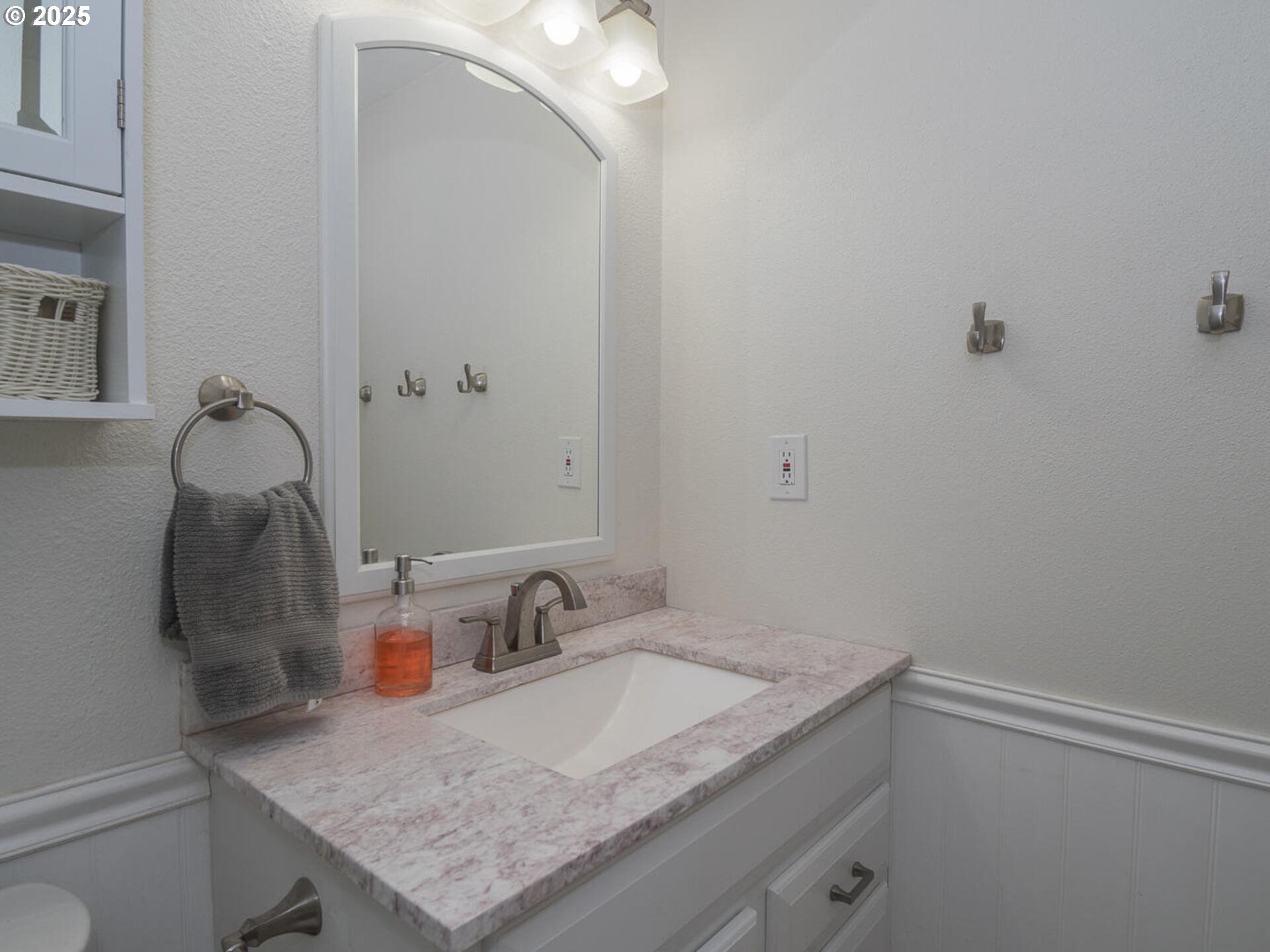 2548 Southeast Eagle Avenue Gresham, OR 97080 - Photo 23 of 32 a bathroom with a granite countertop sink and vanity