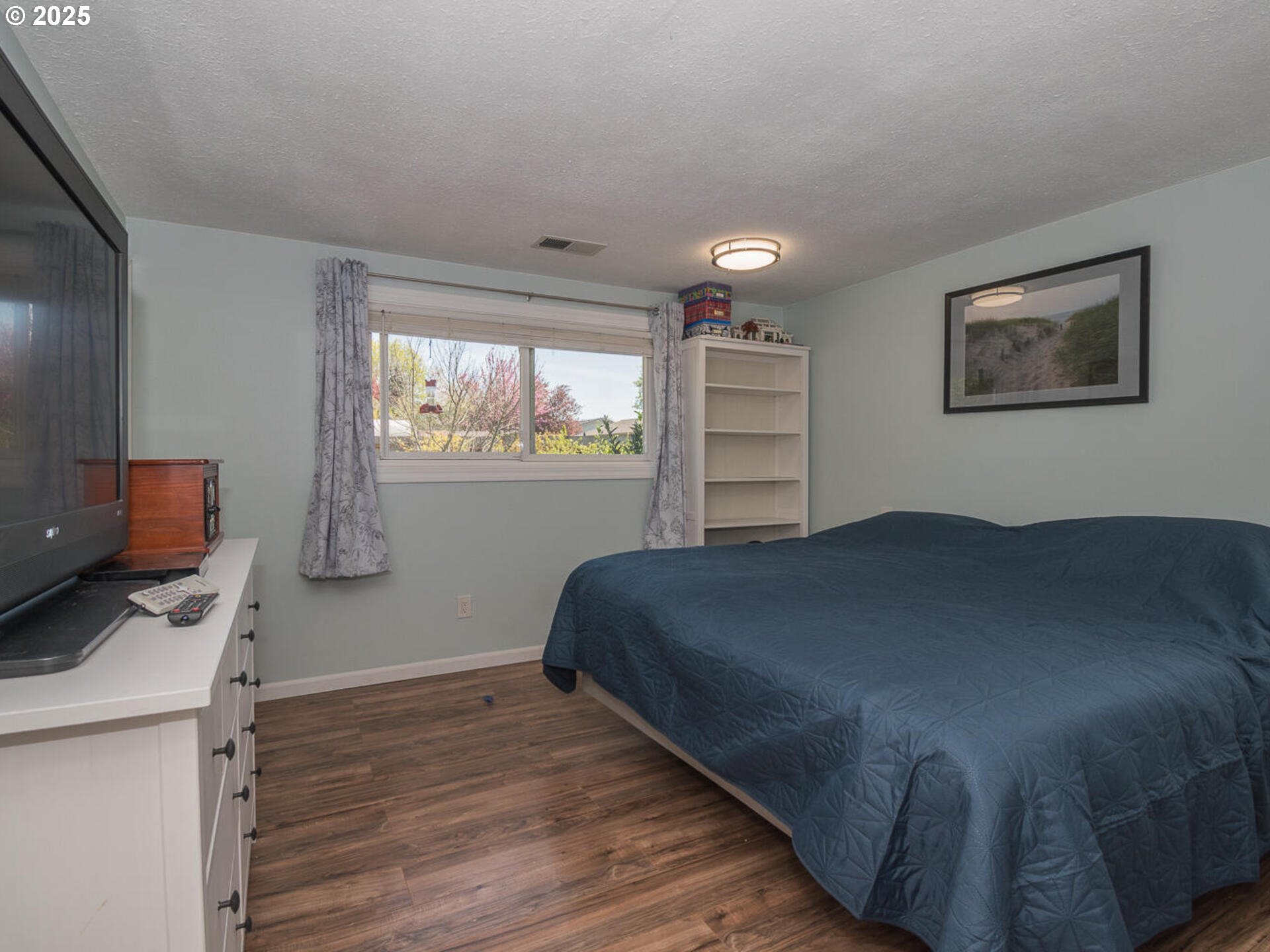2548 Southeast Eagle Avenue Gresham, OR 97080 - Photo 25 of 32 a bedroom with a bed and a window
