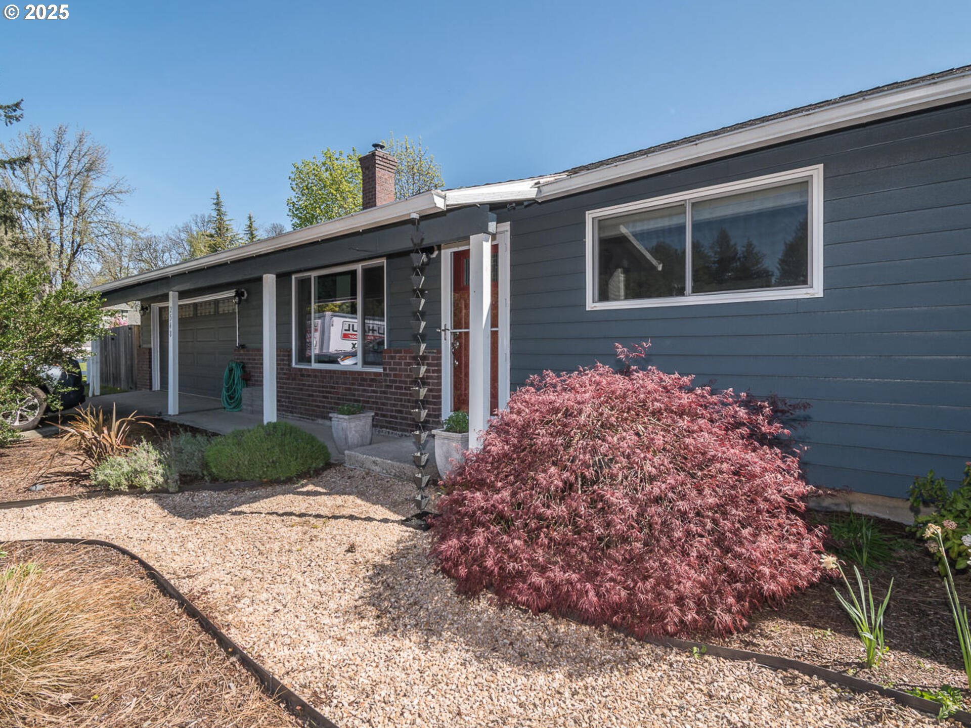 2548 Southeast Eagle Avenue Gresham, OR 97080 - Photo 7 of 32 a front view of a house with garden