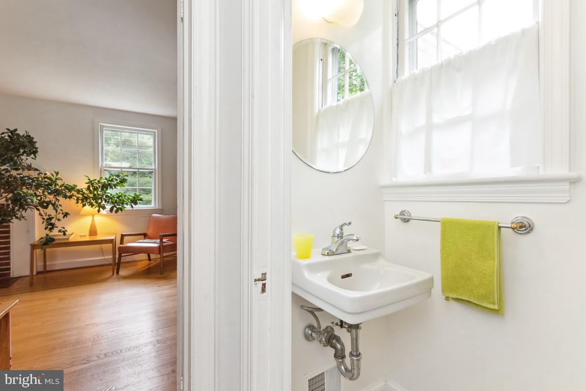 7129 Fairfax Road Bethesda, MD 20814 - Photo 20 of 42 Powder room