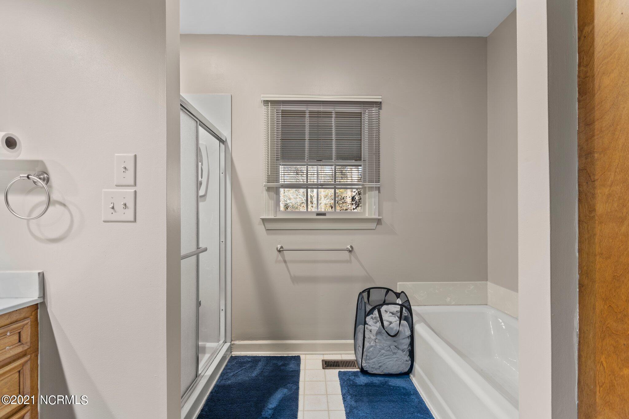 102 Egret Bay Road Washington, NC 27889 - Photo 32 of 40 Master bath