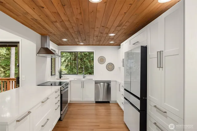 $1,120,000 | 5981 Lynwood Center Road Northeast, Bainbridge Island, WA 98110