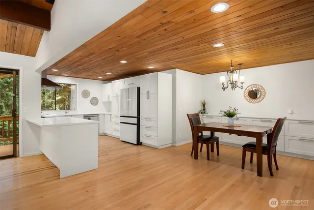 $1,120,000 | 5981 Lynwood Center Road Northeast, Bainbridge Island, WA 98110