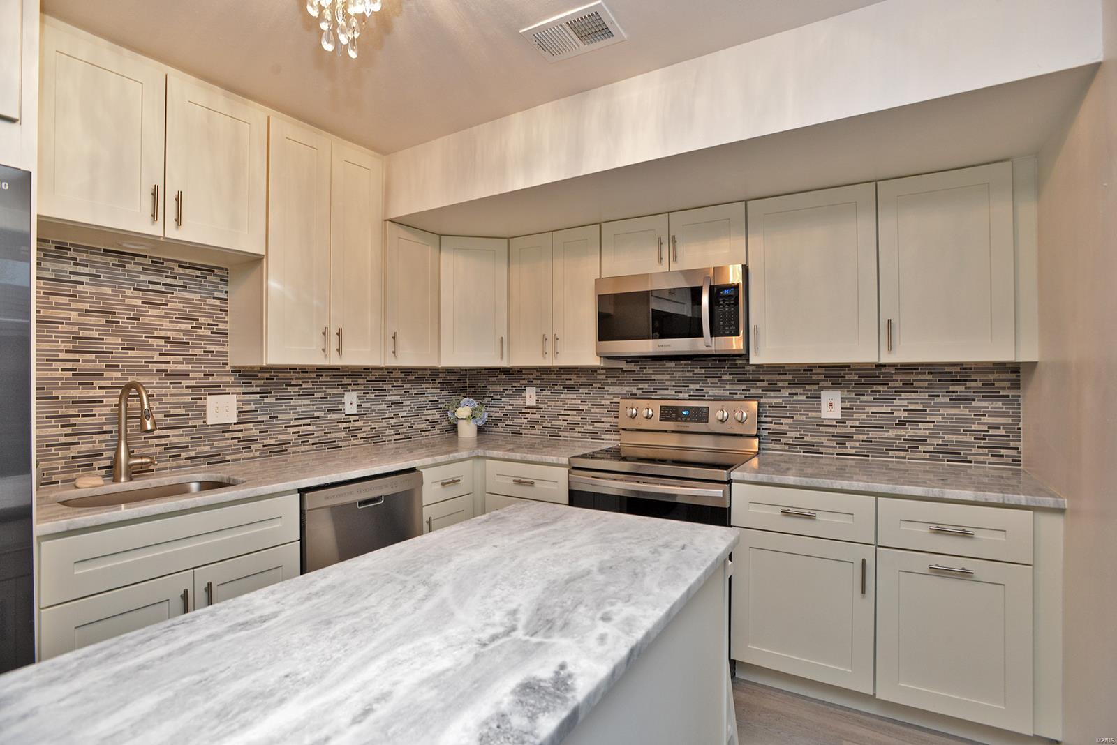 1056 Humber Circle St. Louis, MO 63129 - Photo 18 of 49