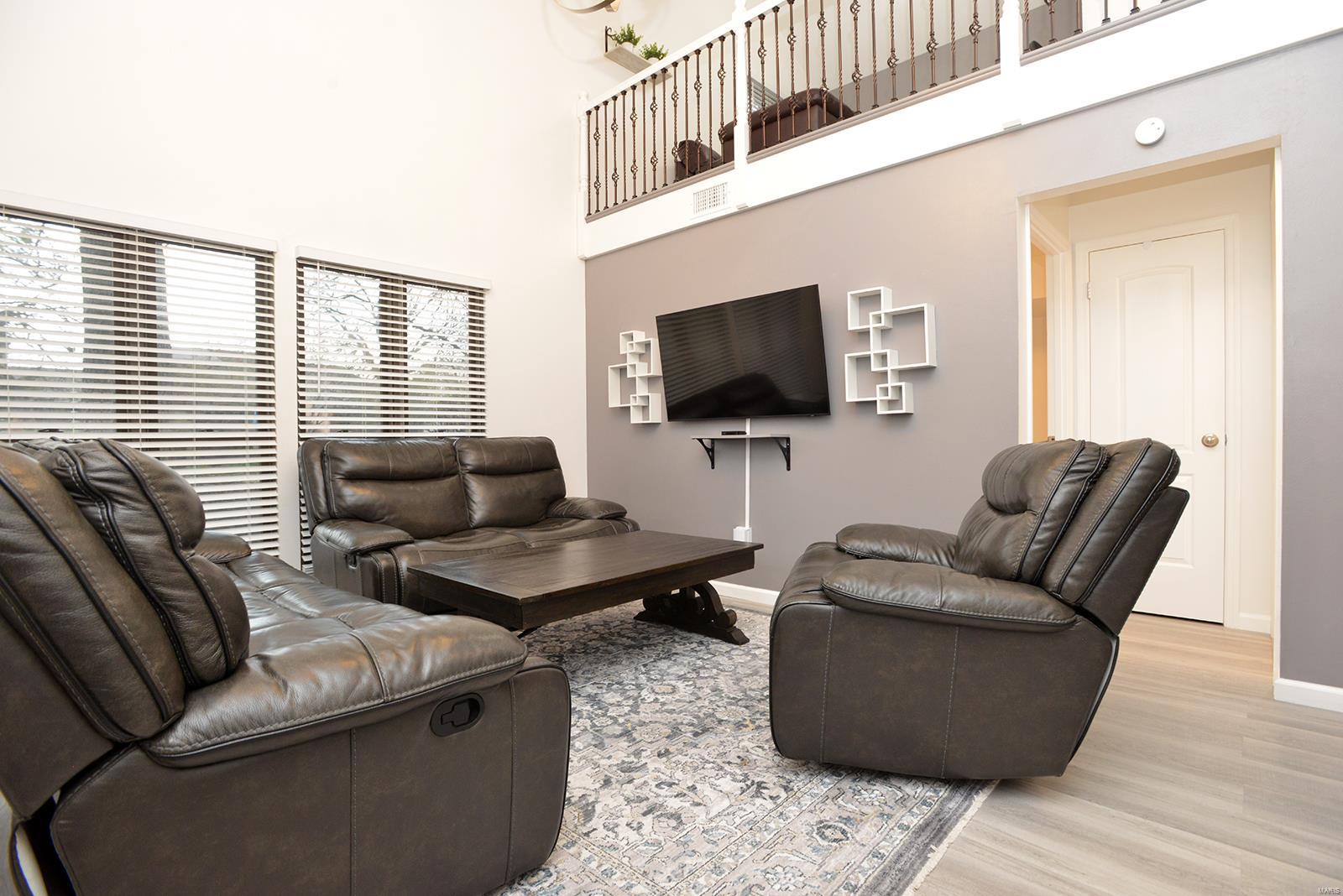 1056 Humber Circle St. Louis, MO 63129 - Photo 3 of 49