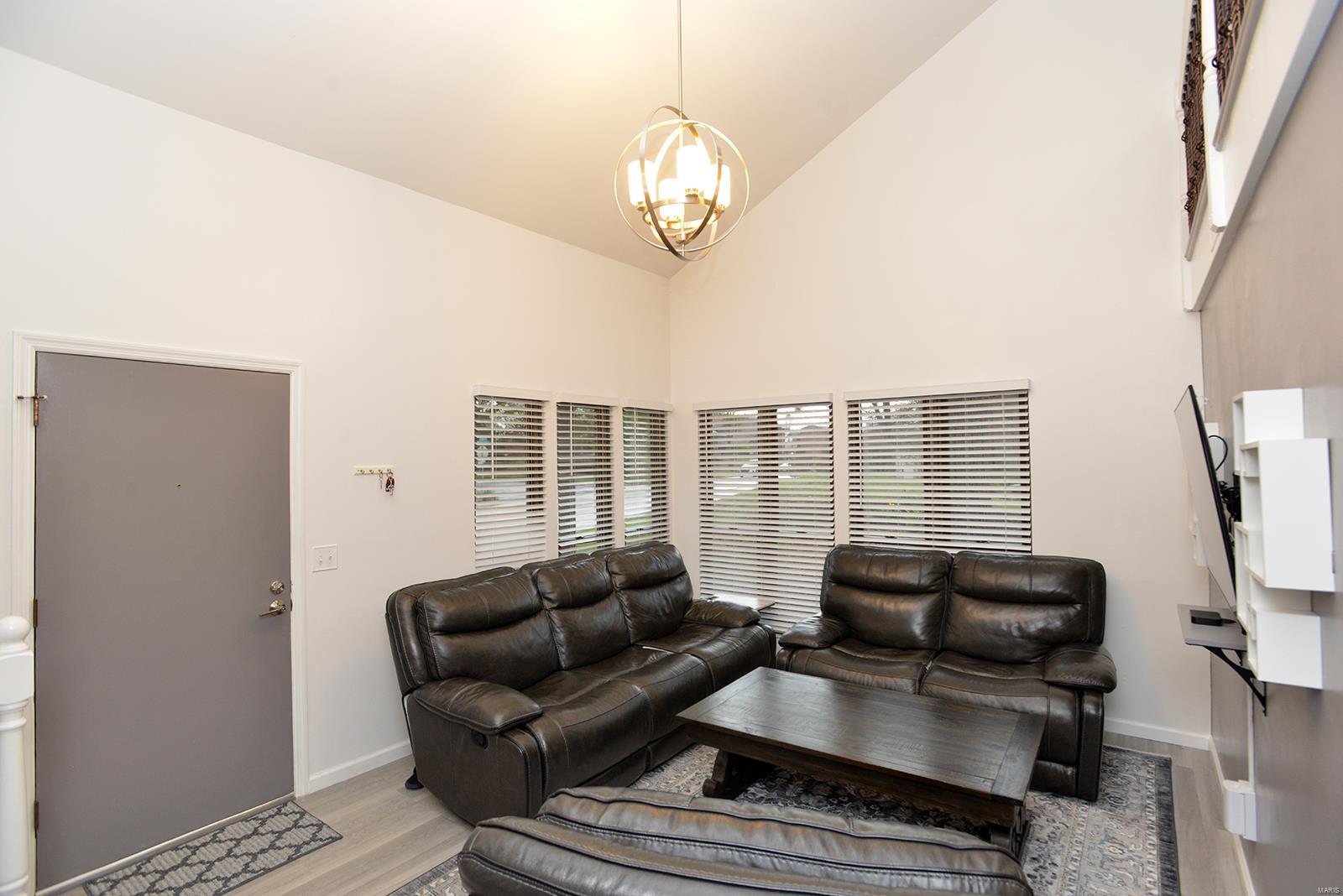 1056 Humber Circle St. Louis, MO 63129 - Photo 4 of 49