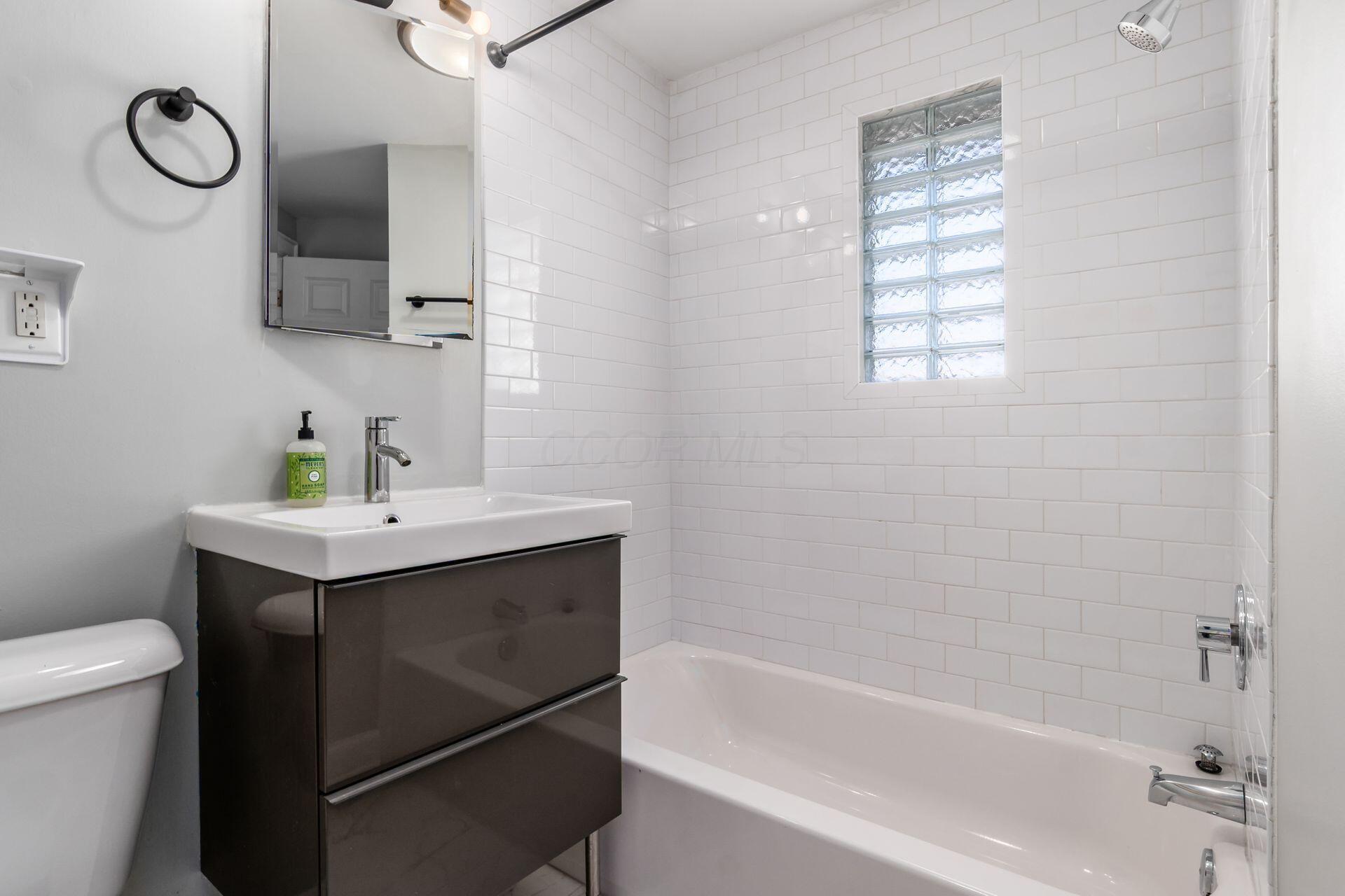 992 Palmer Road Columbus, OH 43212 - Photo 26 of 34 Second Floor Full Bath