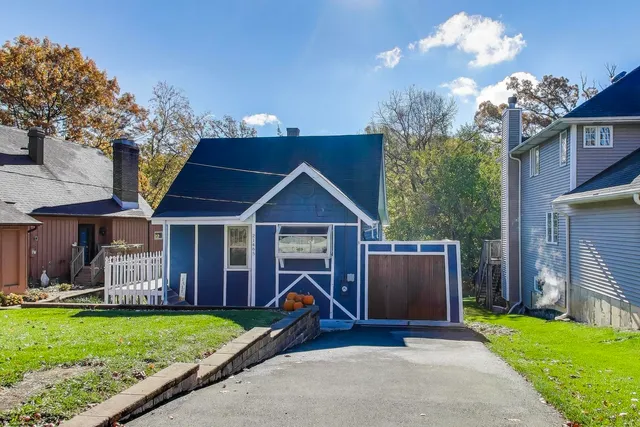 $275,000 | 21465 West Cres Drive, Mundelein, IL 60060