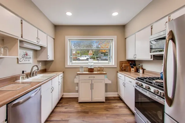 $275,000 | 21465 West Cres Drive, Mundelein, IL 60060