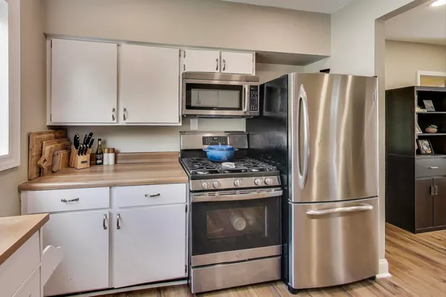 $275,000 | 21465 West Cres Drive, Mundelein, IL 60060