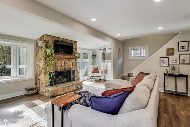 $275,000 | 21465 West Cres Drive, Mundelein, IL 60060