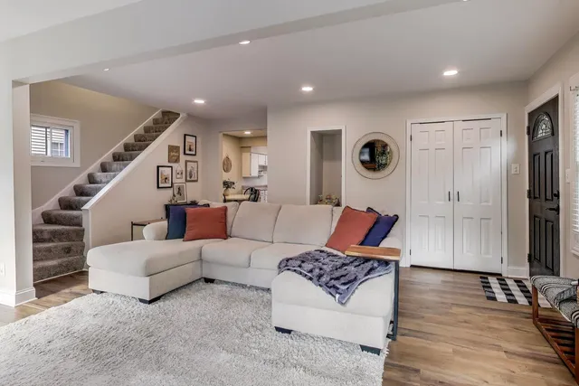 $275,000 | 21465 West Cres Drive, Mundelein, IL 60060