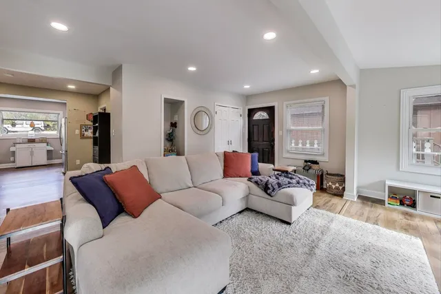 $275,000 | 21465 West Cres Drive, Mundelein, IL 60060