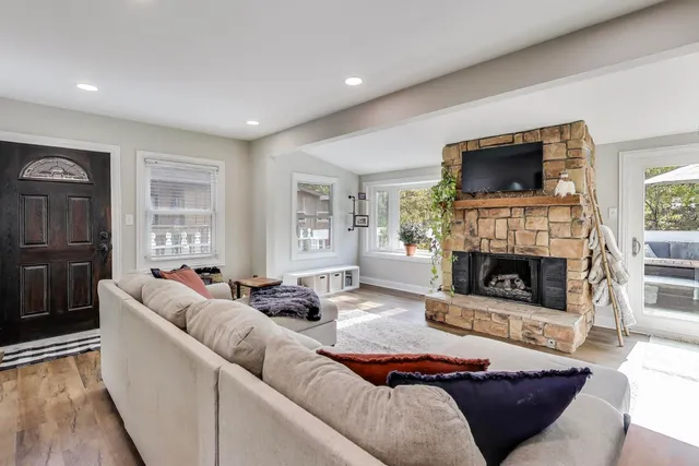 $275,000 | 21465 West Cres Drive, Mundelein, IL 60060